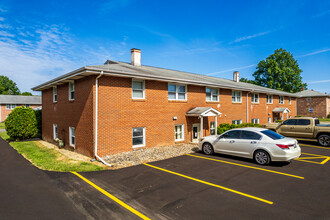 Patricia Apartments in Girard, OH - Foto de edificio - Building Photo