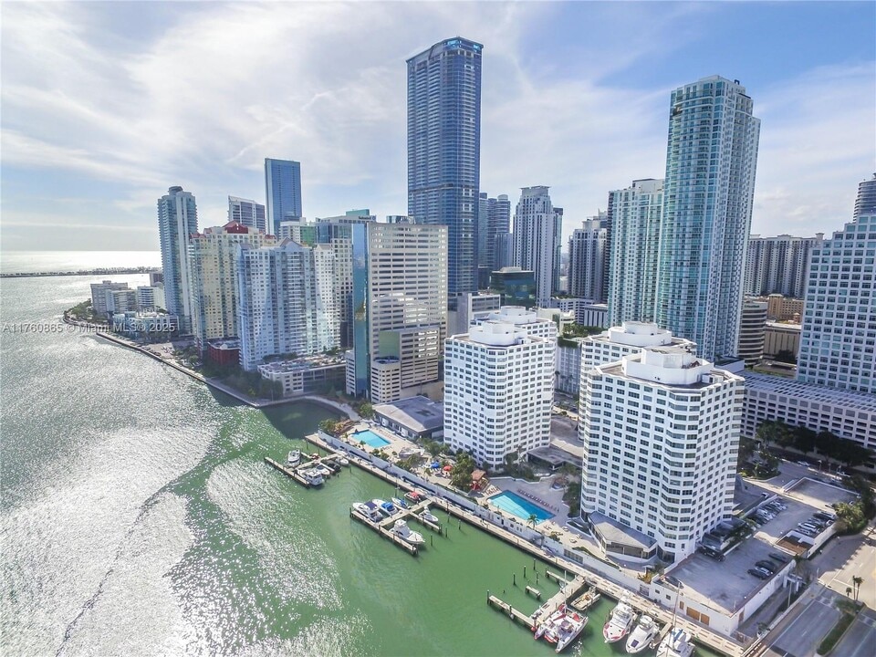 825 Brickell Bay Dr in Miami, FL - Building Photo