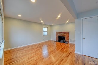 157 Cooper Ave in Iselin, NJ - Foto de edificio - Building Photo