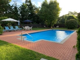 190A Wakeman Rd in Hampton Bays, NY - Building Photo