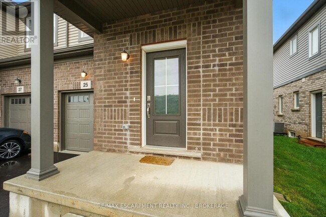 25 Saffron Way in Pelham, ON - Building Photo - Building Photo