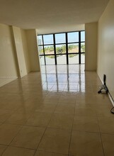 1000 Parkview Dr, Unit 517 in Hallandale Beach, FL - Building Photo - Building Photo