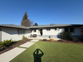 4537 Belcrest Way in Sacramento, CA - Building Photo - Building Photo