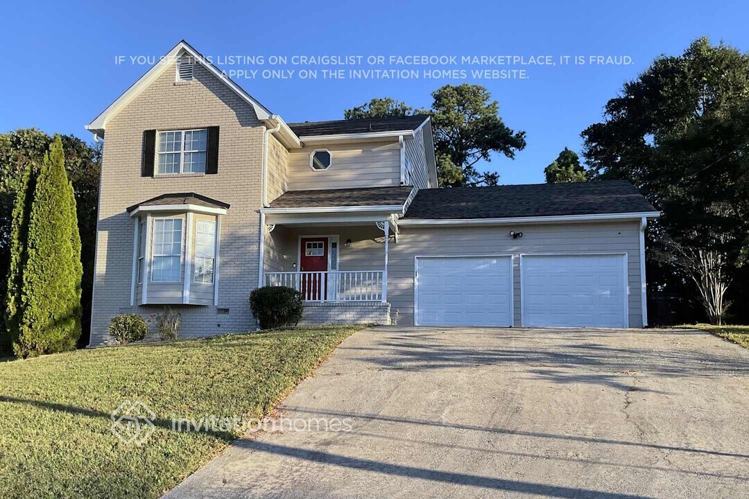 6765 Creek Valley Way in Douglasville, GA - Foto de edificio