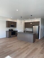 1502 SE Landen Dr in College Place, WA - Building Photo