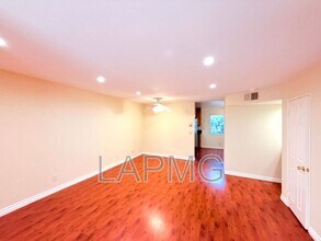 12251 Moorpark St in Los Angeles, CA - Building Photo - Building Photo
