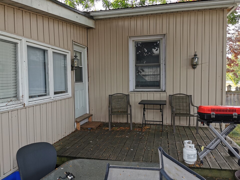 143 Ontario St in Quinte West, ON - Building Photo