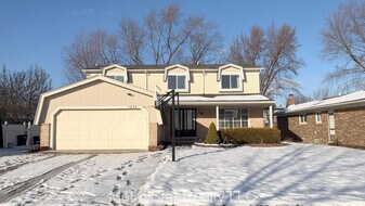 1553 Lakewood Dr in Troy, MI - Building Photo