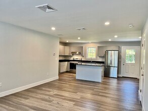 479 Norwich Ave, Unit 1 in Colchester, CT - Building Photo - Building Photo