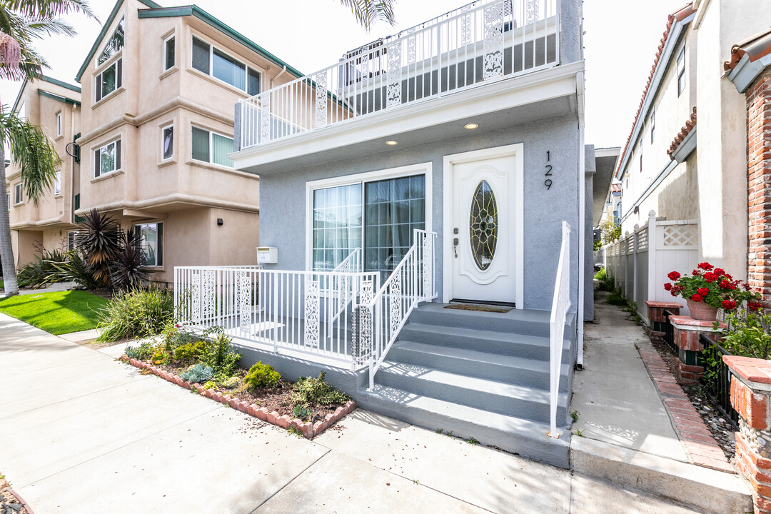 129 7th St in Seal Beach, CA - Building Photo