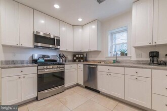 2439 Grays Ferry Ave in Philadelphia, PA - Building Photo - Building Photo