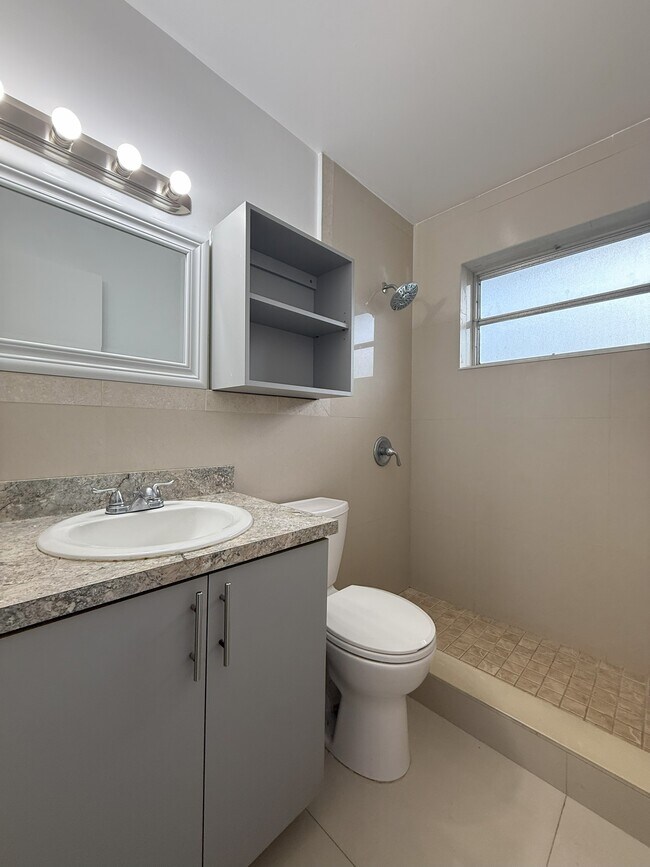 5165 W Flagler St in Coral Gables, FL - Building Photo - Building Photo