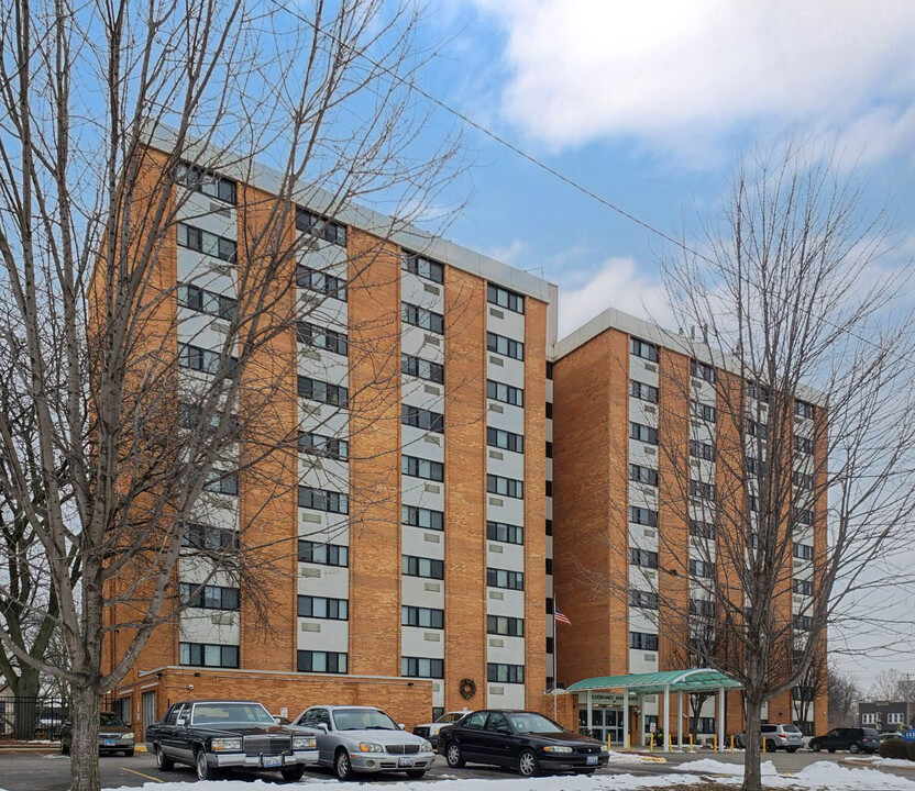 Hildebrandt Highrise Apartments in Springfield, IL - Building Photo