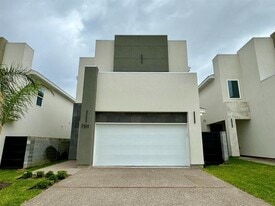 7511 Cresta Bella St in Laredo, TX - Building Photo