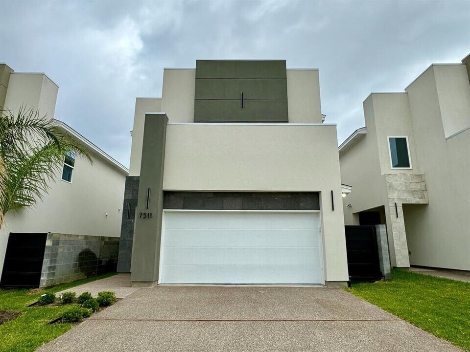 7511 Cresta Bella St in Laredo, TX - Building Photo