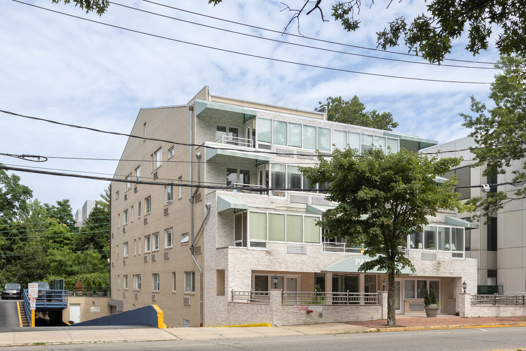 237 Great Neck Rd in Great Neck, NY - Building Photo