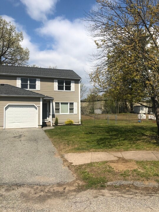 124 Sheri Ln in Agawam, MA - Building Photo