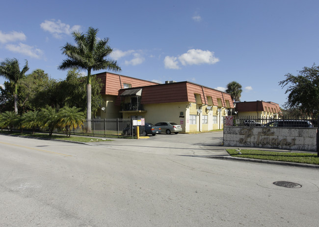 Town Lakes Apartments in Hialeah, FL - Building Photo - Building Photo