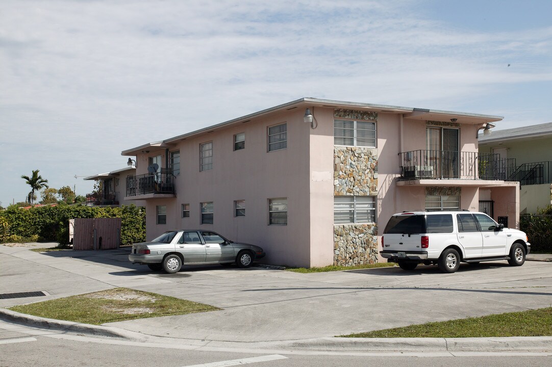 995 W 23rd St in Hialeah, FL - Building Photo