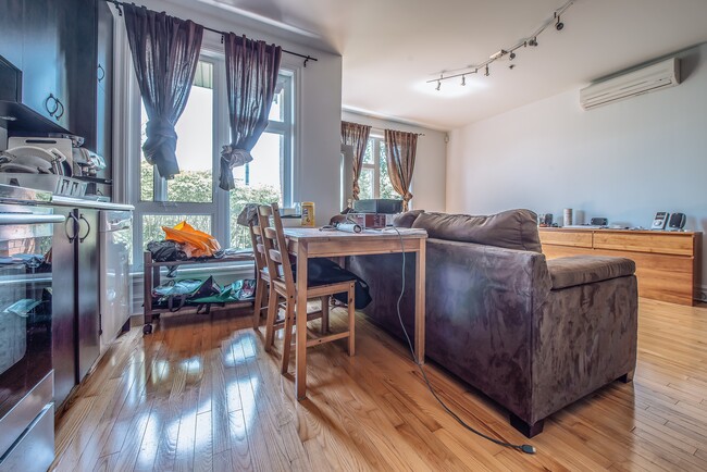 property at 5410 Saint-André Rue