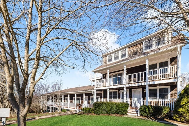 33 Starr Dr W, Unit 1 in Narragansett, RI - Building Photo - Building Photo