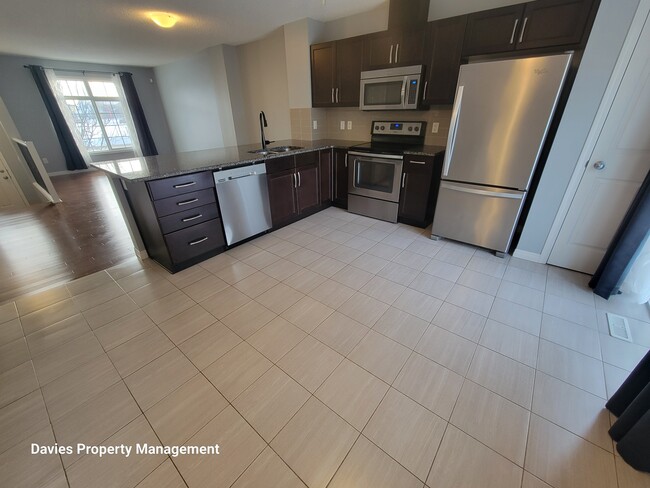 9151 Shaw Way SW in Edmonton, AB - Building Photo - Building Photo