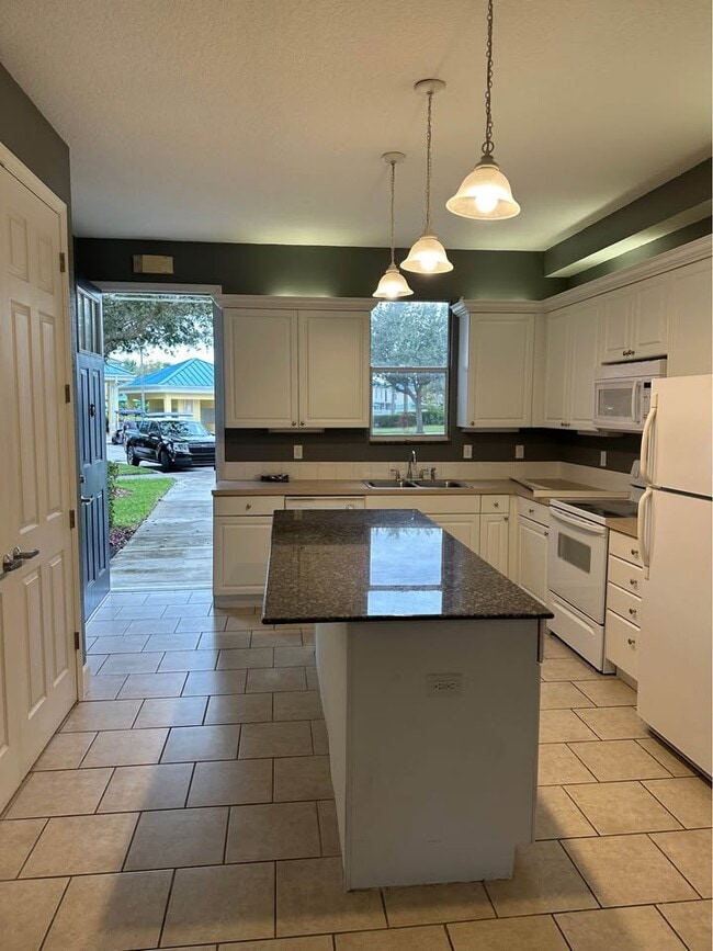 617 Founders Dr in Kissimmee, FL - Foto de edificio - Building Photo