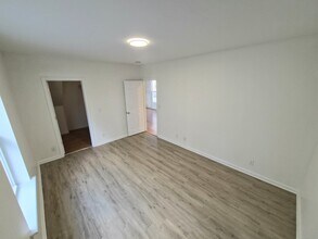 142 Washington St, Unit Apt 1 in Saratoga Springs, NY - Foto de edificio - Building Photo