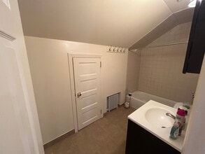 114 Barkley Ave, Unit Flr 2 in Clifton, NJ - Building Photo - Building Photo