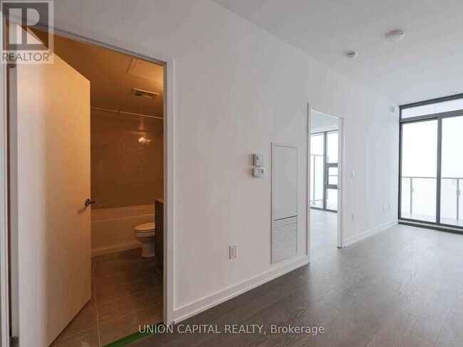 11 Wellesley St W in Toronto, ON - Building Photo - Building Photo