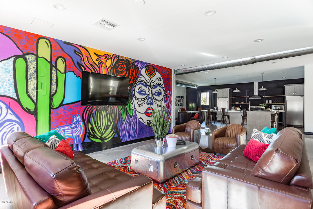 7505 E Main St in Scottsdale, AZ - Foto de edificio