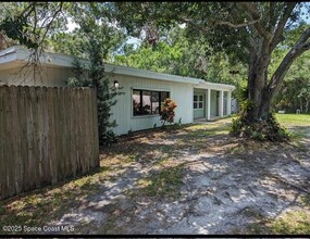 1055 Julia Dr in Melbourne, FL - Foto de edificio - Building Photo