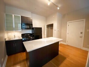 2214 N Clark St-Unit -204 in Chicago, IL - Building Photo - Building Photo
