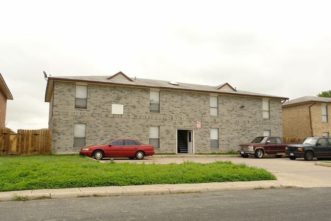 7568 Windsor Oaks in San Antonio, TX - Foto de edificio - Building Photo