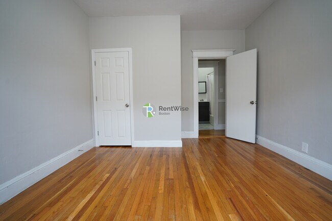 221 Kelton St, Unit 8 in Boston, MA - Building Photo - Building Photo