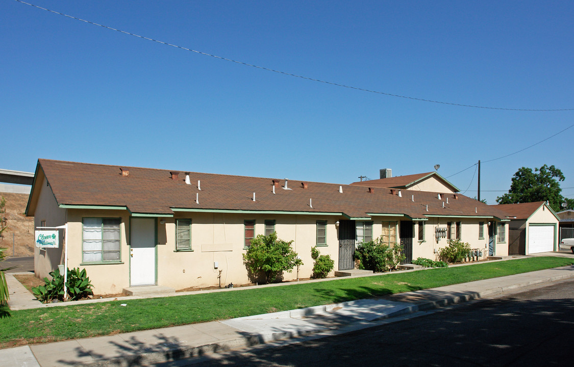 4549 E Clay Ave in Fresno, CA - Foto de edificio