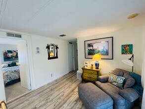 102 Queen Palm Dr in Naples, FL - Building Photo - Building Photo