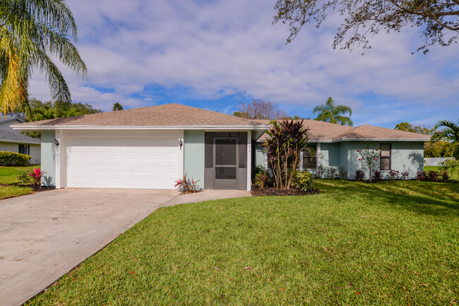 2411 NE Pinecrest Lakes Blvd in Jensen Beach, FL - Foto de edificio - Building Photo