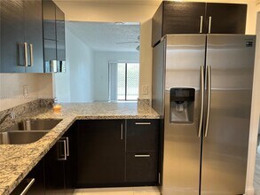 8879A Fontainebleau Blvd in Miami, FL - Building Photo - Building Photo