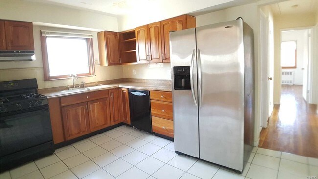 188-03 42nd Ave in Queens, NY - Foto de edificio - Building Photo
