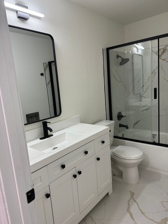 7424 Haskell Ave, Unit Unit 303 in Los Angeles, CA - Building Photo