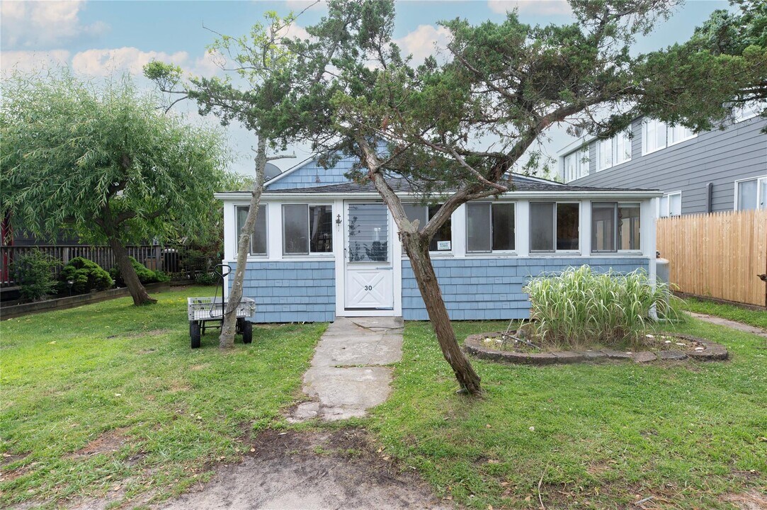 30 Bungalow Ln in Ocean Beach, NY - Building Photo