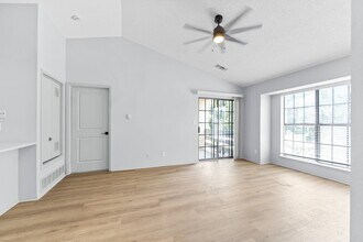 Silverwood Apartments in Mission, KS - Foto de edificio - Building Photo