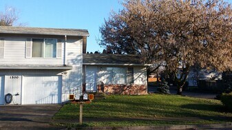 1500 Coffey Ln in Newberg, OR - Building Photo