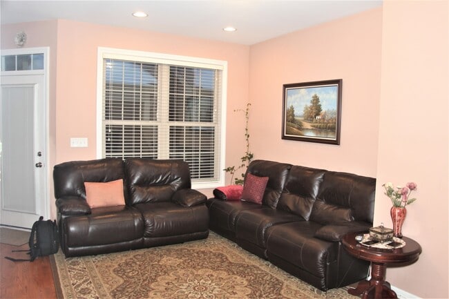 2492 Waterbury Ln in Buffalo Grove, IL - Building Photo - Building Photo
