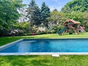 70 S Country Rd in Bellport, NY - Building Photo - Building Photo