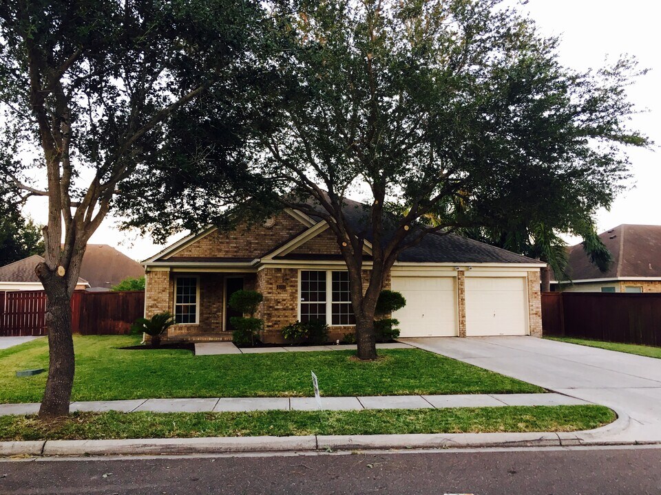 4003 Santa Susana in Mission, TX - Building Photo