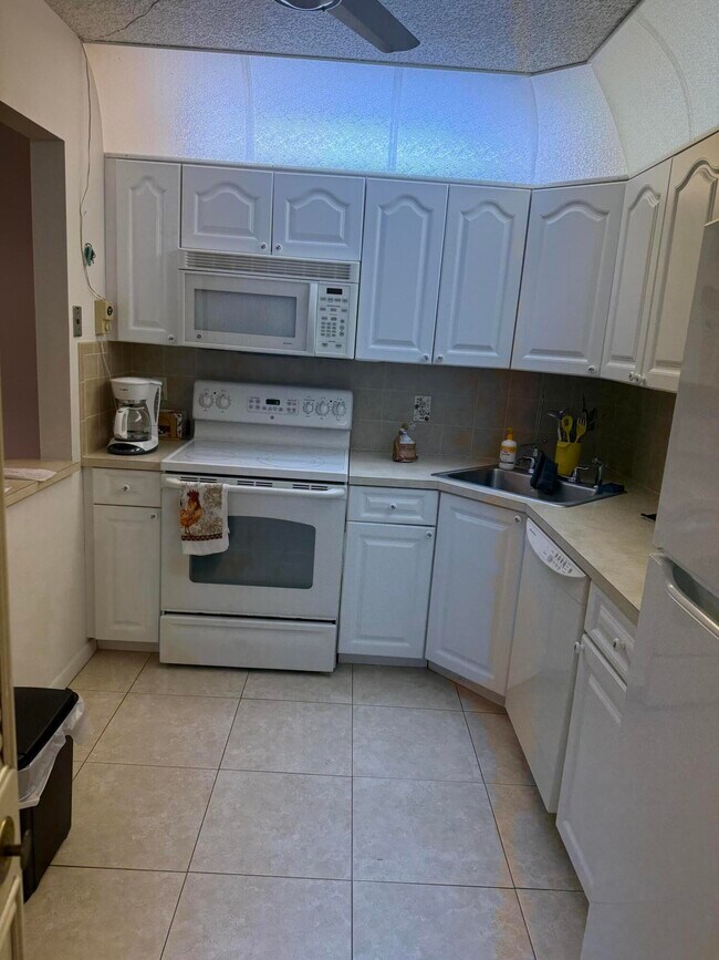 133 Lake Pine Cir in Greenacres, FL - Building Photo - Building Photo