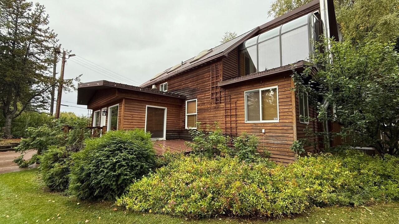 1644 W 11th Ave in Anchorage, AK - Building Photo