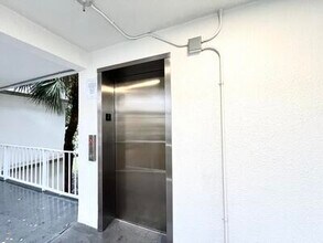 4215 N University Dr in Sunrise, FL - Building Photo - Building Photo
